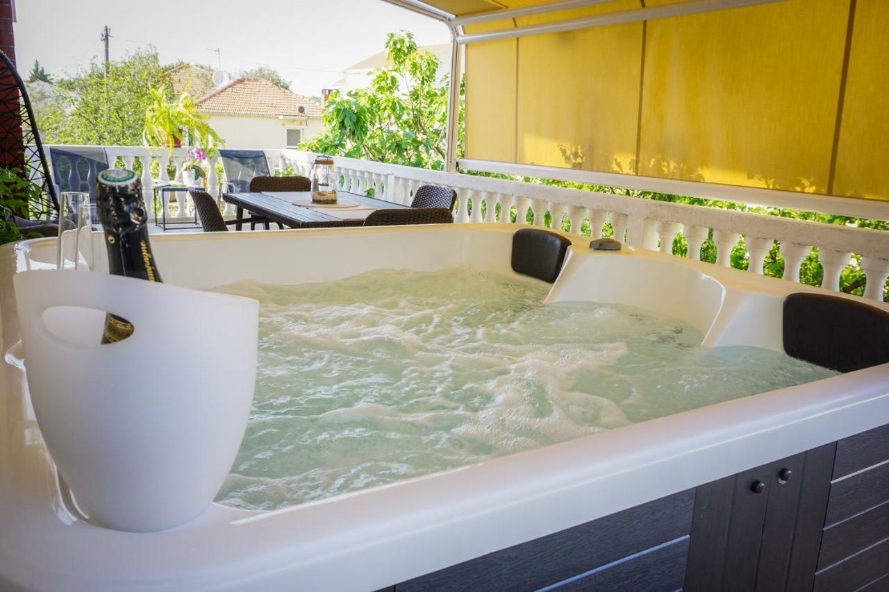 Apartment Paula With Private Jacuzzi And Parking- Near The Beach Zadar Exterior foto